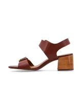 Sandalias de cuero color marrón con hebillas metálicas doradas y taco de madera.