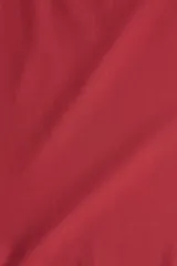 Musculosa corta de microfibra color rojo oscuro, de ajuste entallado con escote cuadrado pronunciado y bajo recto.