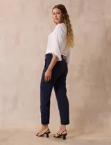 Pantalón de vestir azul marino, marca Zac & Rachel, de corte recto y largo al tobillo.