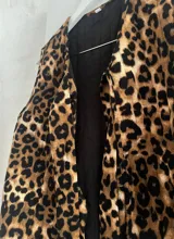 Chaleco con estampado animal print, con lazos para atar en el cuello y en la cintura.