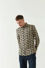 Camisa de manga larga con estampado de hojas en tonos azul marino y negro.