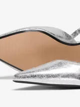 Zapatos de tacón plateados con punta fina y tira trasera.