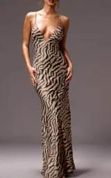 Vestido largo de satén con estampado de cebra en tonos beige y negro. Diseño de tirantes finos y escote pronunciado en V.