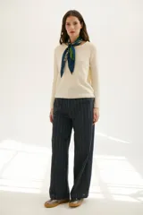 Sweater azul de tejido de punto con cuello redondo y mangas largas.