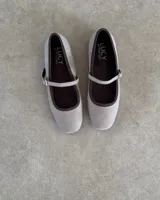 Ballerinas color beige con correa sobre el empeine y forro interno color marrón. Marca Lucy in the Sky.