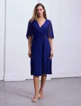 Vestido de fiesta azul marino de seda fría marca RM Richards, con escote en V cruzado, broche dorado en la cintura y mangas cortas de gasa.