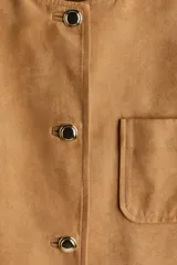 Chaqueta color camel con cuello redondo, botones dorados y bolsillos parche delanteros.