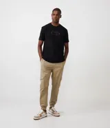 Pantalón cargo color beige, de corte recto, con bolsillos laterales y traseros. Se ajusta a la cintura con lazo.