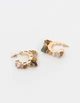 Aros tipo argolla dorados con incrustaciones de piedras naturales de colores.