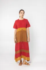 Vestido largo tejido a crochet con diseño a rayas horizontales en colores rojo, marrón y amarillo. Tiene cuello redondo, mangas cortas y cordón ajustable en la cintura.