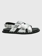 Sandalias negras de cuero con tiras cruzadas y tachas plateadas.