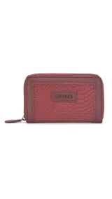 Billetera mediana color beige con textura croco, cierre alrededor y logo Lincoln's.
