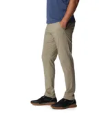 Pantalón de trekking color beige, con tecnología Omni-Shield de repelencia al agua y Omni-Shade de protección solar UPF 50. Cuenta con elástico parcial en la cintura, bolsillos para las manos, bolsillo de seguridad con cremallera y bolsillos traseros.
