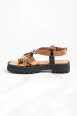 Sandalia de cuero con plataforma, tiras cruzadas de cuero color marrón y dorado animal print.