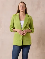 Blazer blanco de Robert Louis con cuello con solapa, abertura central con botón, bolsillos delanteros y mangas 3/4 con frunces.