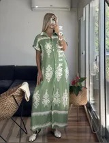 Vestido camisero largo negro con estampado de flores blancas y cinto incluido.