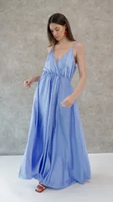 Vestido largo de seda color celeste, con breteles finos y escote en V tanto en la parte delantera como en la espalda.