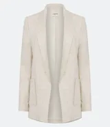 Blazer largo color beige confeccionado en viscosa y lino, con cuello solapa, bolsillos y forro estampado a rayas.