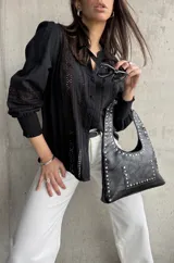 Camisa negra de manga larga con detalles de broderie y cuello mao.