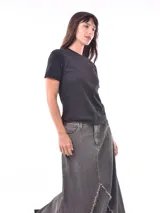 Remera básica negra de manga corta y cuello redondo.