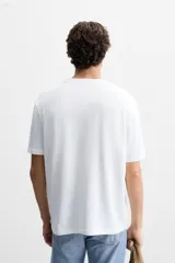 Camiseta marrón de punto de algodón, corte recto, cuello redondo y manga corta con terminaciones en rib.