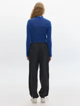Pantalón parachute liviano y holgado, con cintura y bajo ajustables mediante elástico.