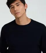 Suéter negro de punto con cuello redondo y mangas largas. Diseño con líneas horizontales en relieve.