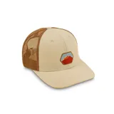 Gorro tipo trucker color beige con paneles traseros de malla marrón y parche bordado con diseño de montañas. Ajustable con visera curva. Fabricado con plástico reciclado.