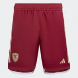 Short deportivo Adidas color bordó, con detalles en dorado en las tres franjas laterales y ribete blanco en el borde inferior. Presenta el escudo de la selección de fútbol de Venezuela en la pierna izquierda y el logo de Adidas en la pierna derecha.