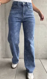 Jean con lycra, de corte ajustado, con estampado de flores y diseño clásico.
