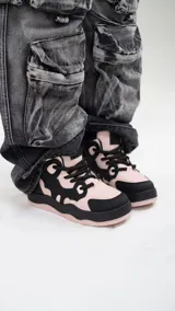 Zapatillas de skate de caña alta color rosa pálido y detalles en negro.