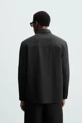 Camisa relaxed fit confeccionada en tejido con mezcla de algodón con tacto suave. Cuello solapa y manga larga acaba en puño con botón. Bolsillo plastrón en pecho. Cierre frontal de botonadura.