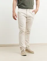 Pantalón largo color beige, de corte recto y estilo casual.