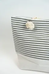 Bolso tipo tote con rayas horizontales rojas y blancas en la parte superior y base color beige. Asas de soga gruesa.