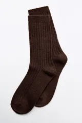Calcetines marrones de largo medio, con textura acanalada.