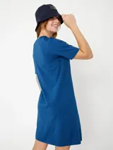 Vestido azul de algodón con cuello redondo y mangas cortas. Presenta logo de Tommy Hilfiger bordado en el pecho y en la manga.