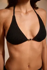 Top de bikini triangular con estampado abstracto en tonos azules y rosados.