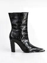 Bota corta de cuero negro con estampado de cocodrilo, taco cuadrado y punta fina con aplique metálico.