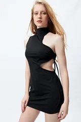 Vestido corto negro ajustado al cuerpo, con cuello halter y aberturas cut out en el pecho y la cintura. Presenta lazos laterales ajustables.