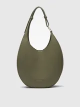 Bolso hobo grande color marrón con textura granulada. Tiene un compartimento con cierre magnético, un bolsillo interior y asa corta regulable.