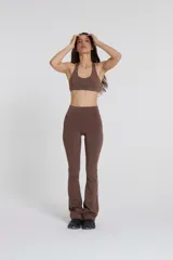 Calza larga marrón acampanada, de tiro alto y cintura con doble tela.