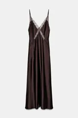 Vestido midi marrón de satén con tirantes finos ajustables y escote en V. Detalle de encaje a tono en el escote y la espalda. Cierre trasero con cremallera oculta.