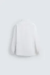 Camisa blanca de corte regular, cuello italiano, manga larga con puños abotonados y cierre frontal con botones.