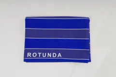 Toalla de playa de algodón con rayas verticales azules y blancas.