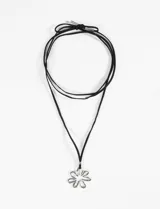 Collar con cordón negro ajustable y dije plateado con forma de flor de contorno.