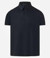 Camisa polo negra de manga corta, confeccionada en poliamida y elastano, con cuello inglés abotonado y tecnología Performance que proporciona mayor comodidad térmica, elasticidad y secado rápido.