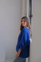 Blusa azul francia de lino con mangas 3/4 y detalle de bordado en el frente.