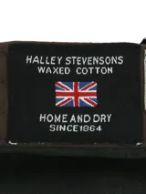 Gorro tipo boina color negro, confeccionado en canvas engrasado inglés resistente al agua, con forro interior de algodón orgánico.