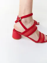 Sandalias de gamuza color negro con tiras transparentes de poliuretano, taco redondo y tiras finas al tobillo.