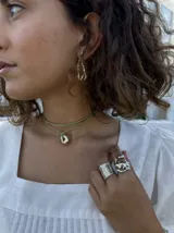 Aros colgantes de bronce con forma irregular.